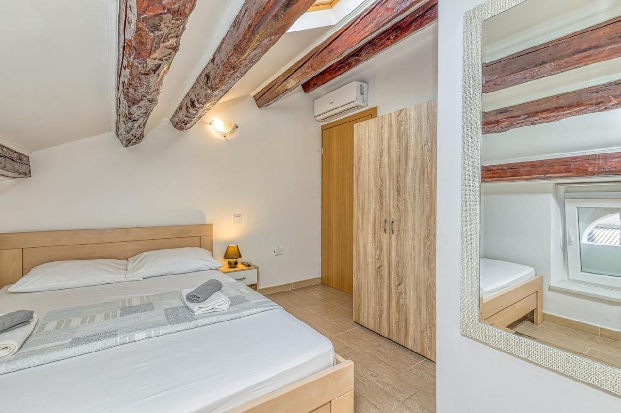 Rooms Vitoria On Joakim Square Poreč Exterior foto